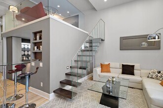 230 R. Sherbrooke E in Montréal, QC - Building Photo - Building Photo