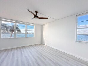 7910 Sun Island Dr S, Unit 101 in South Pasadena, FL - Foto de edificio - Building Photo