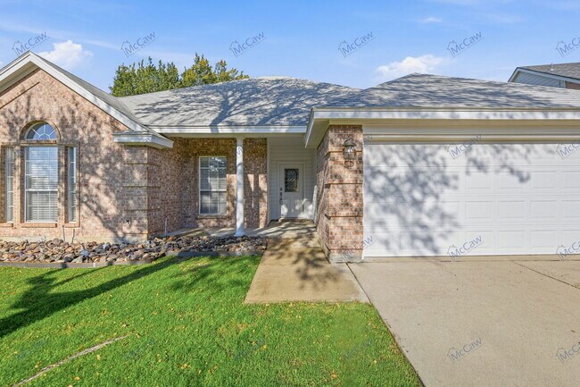 309 Canterbury Dr in Saginaw, TX - Building Photo - Building Photo