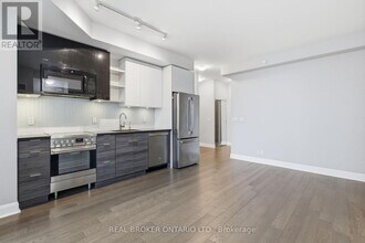 33 Shore Breeze Dr in Toronto, ON - Building Photo - Building Photo