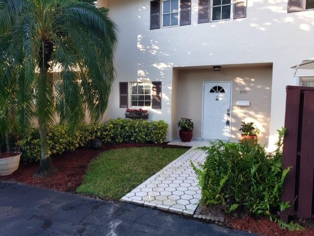 3201 S Palm Aire Dr in Pompano Beach, FL - Building Photo