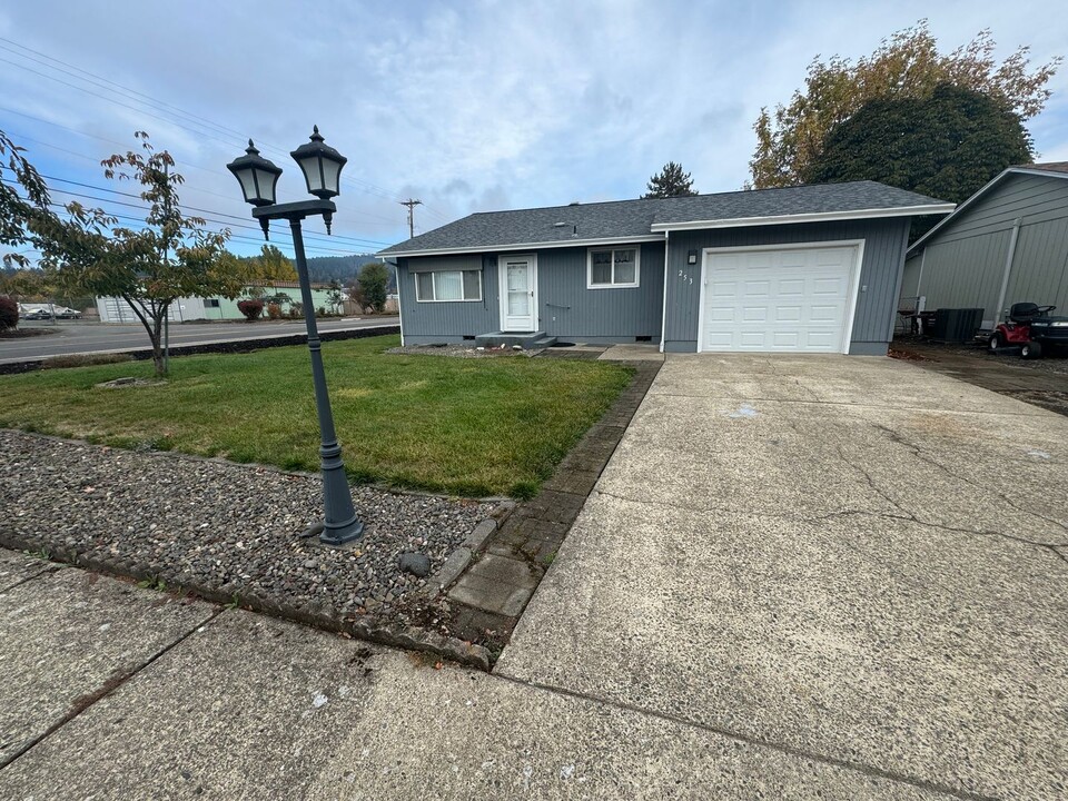 253 Camas Ct in Sutherlin, OR - Building Photo