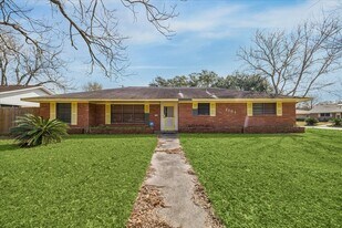 2101 Belvedere Dr in Baytown, TX - Building Photo