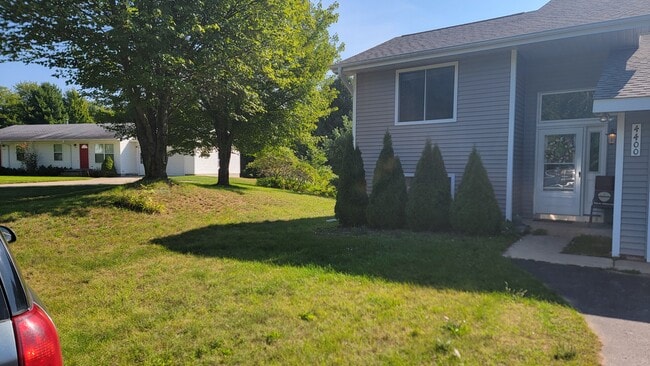 4400 Manhattan W in Traverse City, MI - Building Photo - Building Photo