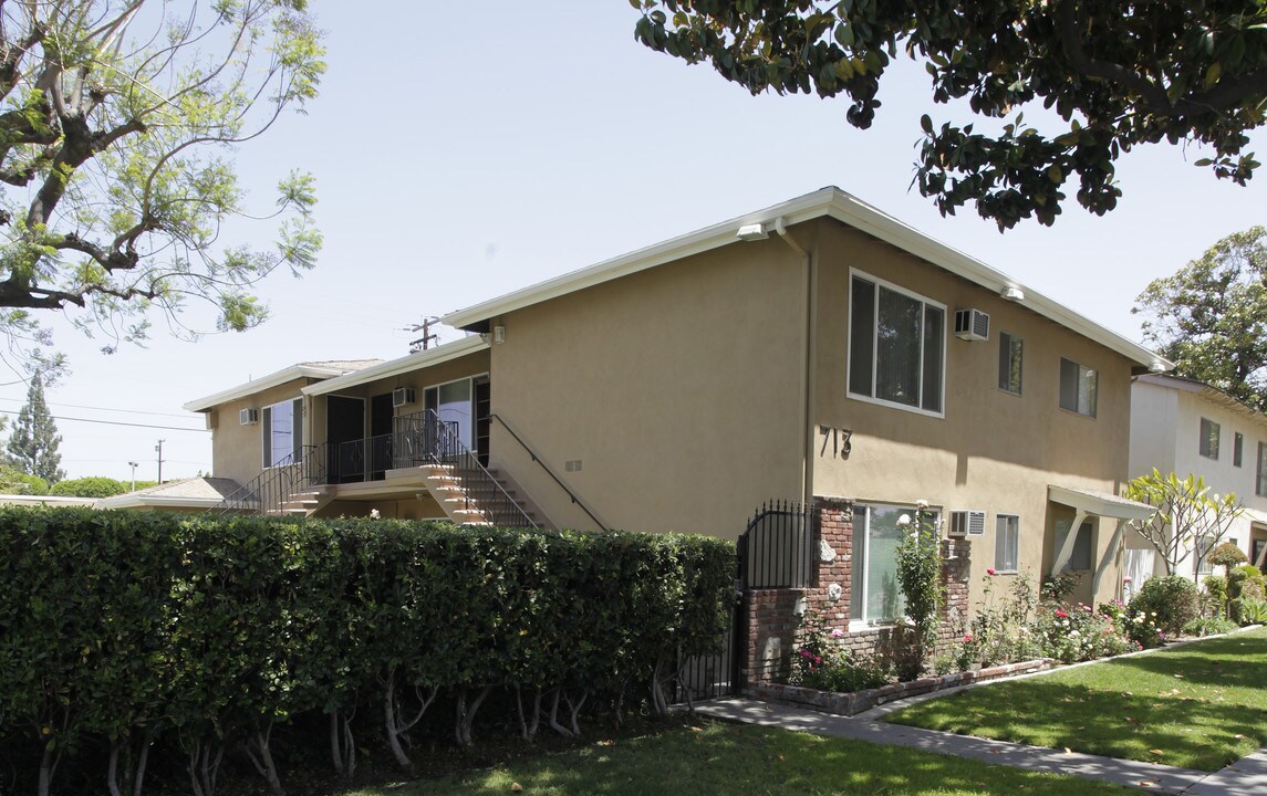 713 E Santa Fe Ave in Fullerton, CA - Building Photo