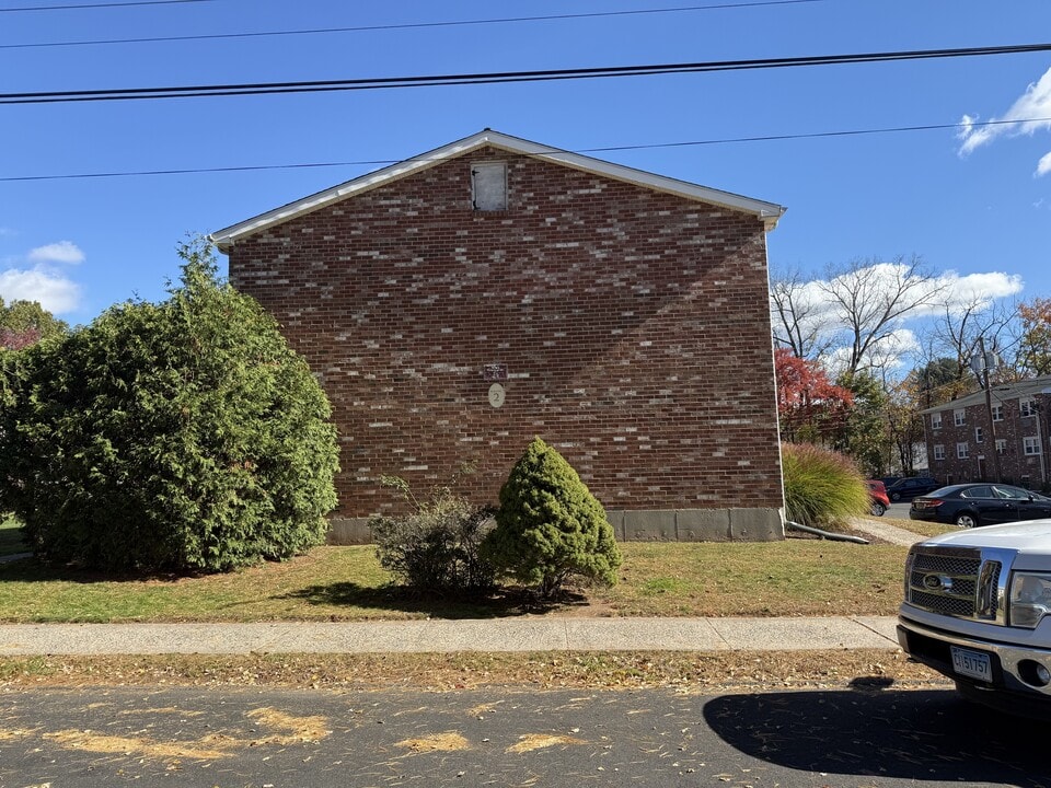 43 Hiltbrand Rd in Bristol, CT - Building Photo