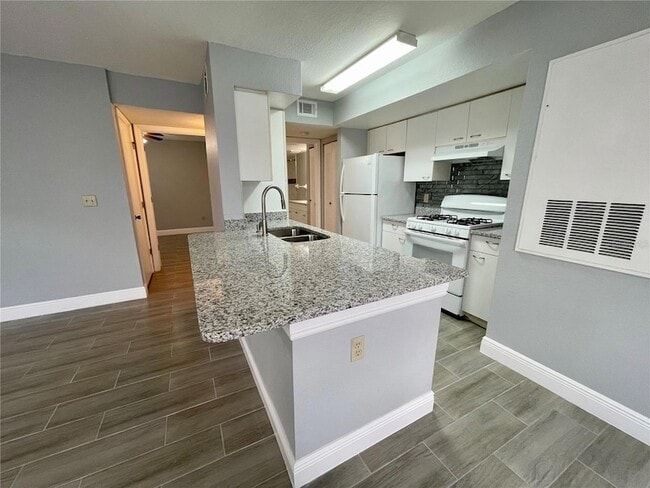 1612 Columbia Arms Cir, Unit 137 in Kissimmee, FL - Building Photo - Building Photo