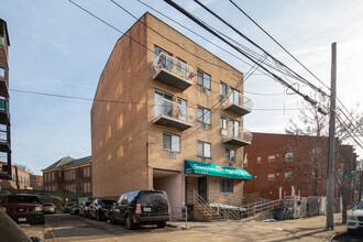 3451 Leavitt St in Flushing, NY - Foto de edificio - Building Photo