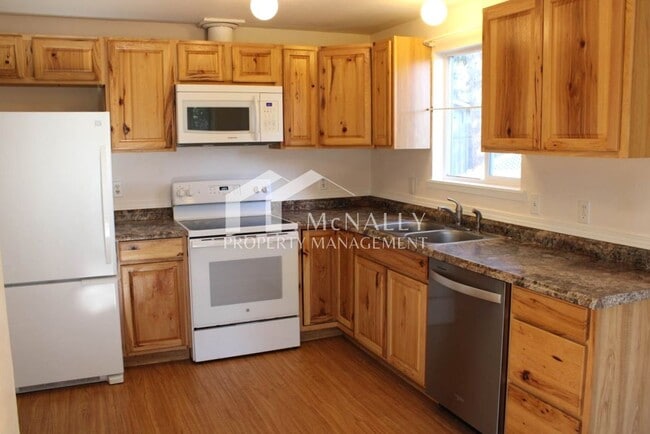 3309 Hillington Ct SE in Port Orchard, WA - Foto de edificio - Building Photo