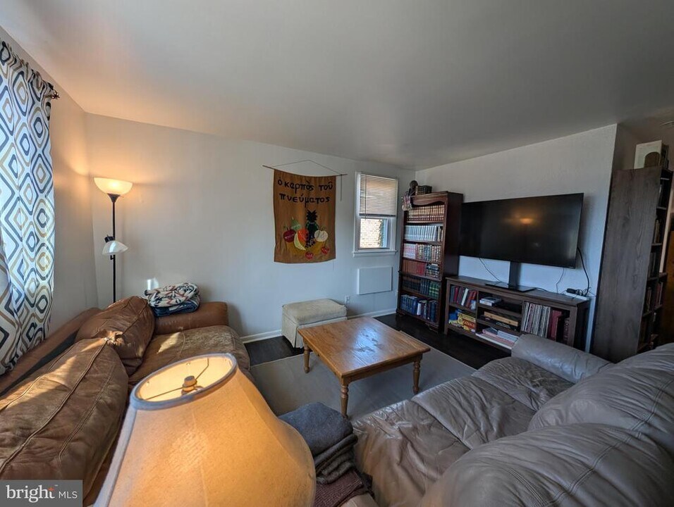 910 Durard Rd in Philadelphia, PA - Building Photo