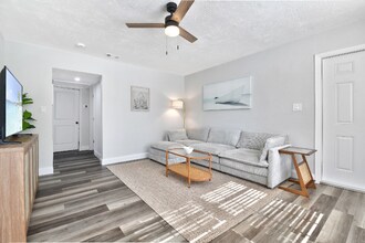 7335 10th Ave N in St. Petersburg, FL - Foto de edificio - Building Photo