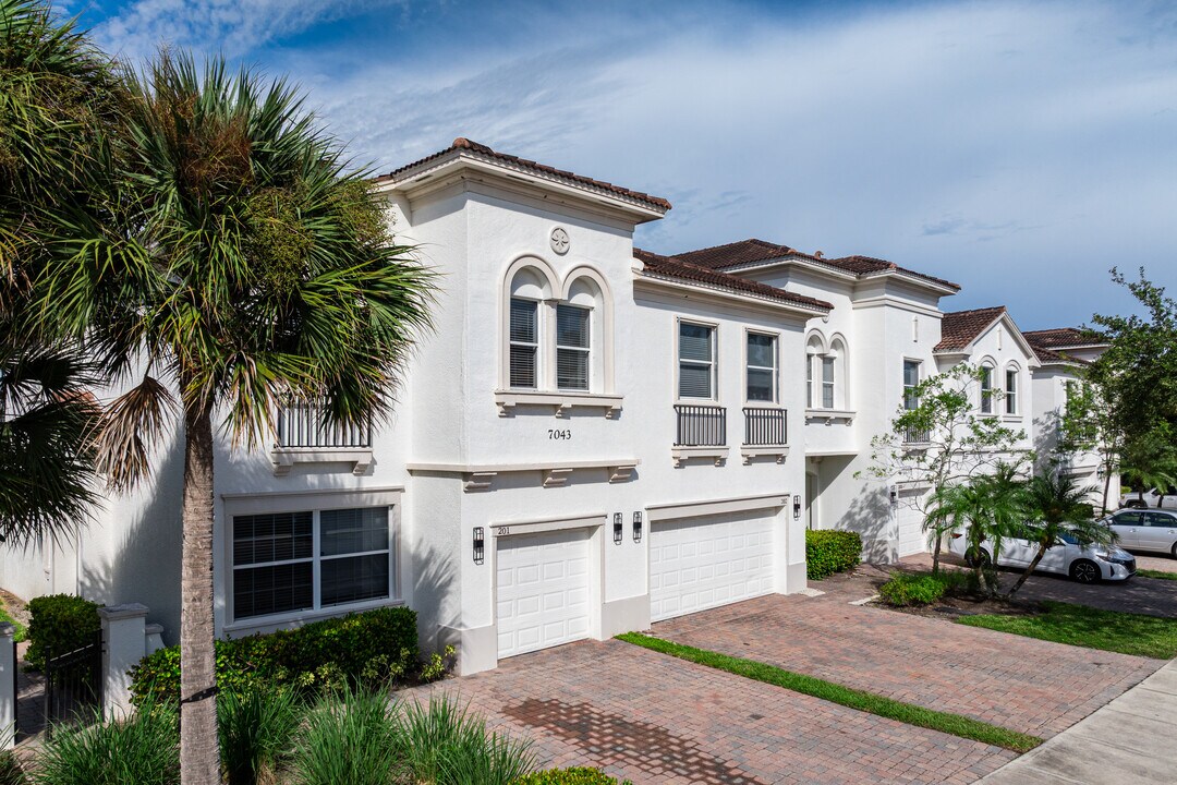7043 Ambrosia Ln in Naples, FL - Building Photo