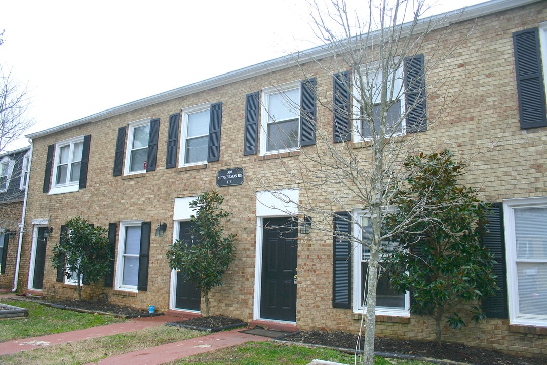 McPherson Village in Mebane, NC - Foto de edificio