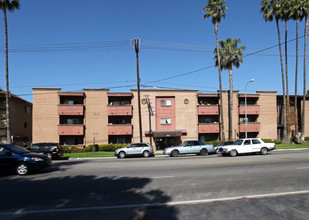 Victoria Apartments in Reseda, CA - Foto de edificio - Building Photo