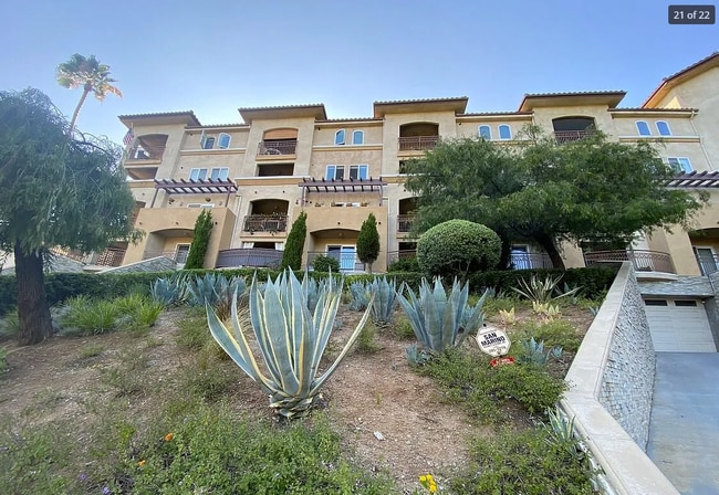 6221 Monterey Rd, Unit 103 in Los Angeles, CA - Foto de edificio - Building Photo