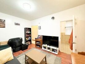 333 Lawn St in Pittsburgh, PA - Building Photo