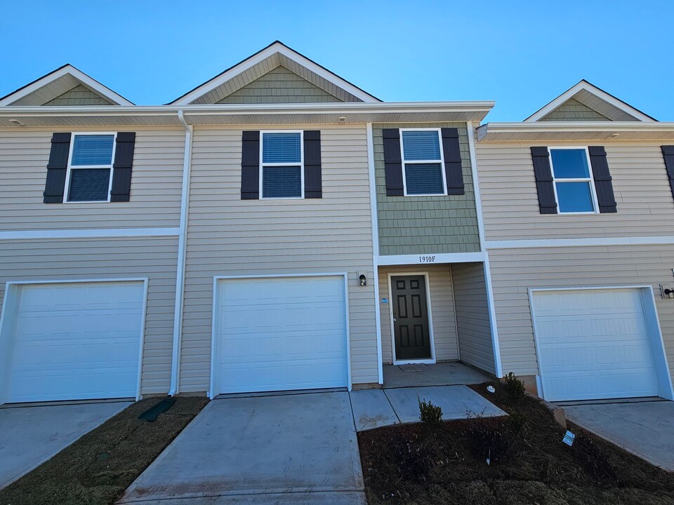 1910 Tranquility Cir in Newton, NC - Building Photo