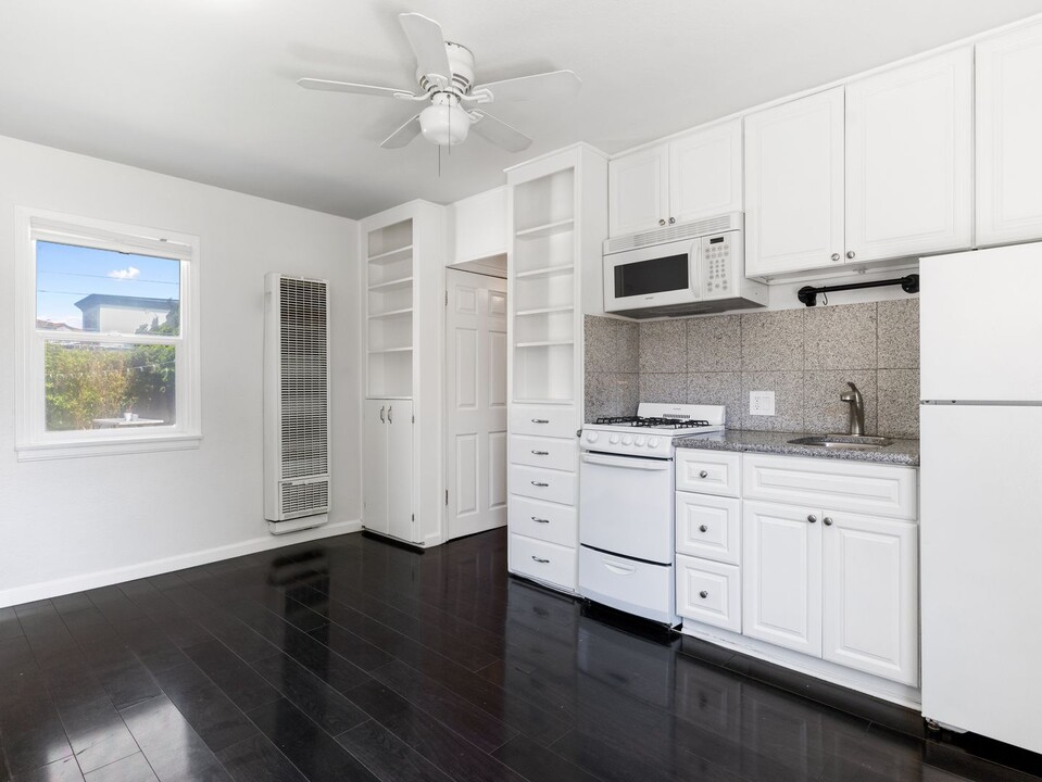 1911 Church St, Unit 1917-03 in Costa Mesa, CA - Building Photo
