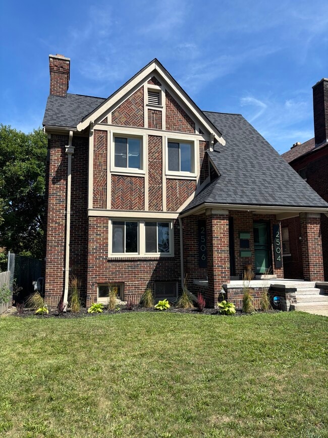 property at 2506 W Euclid St