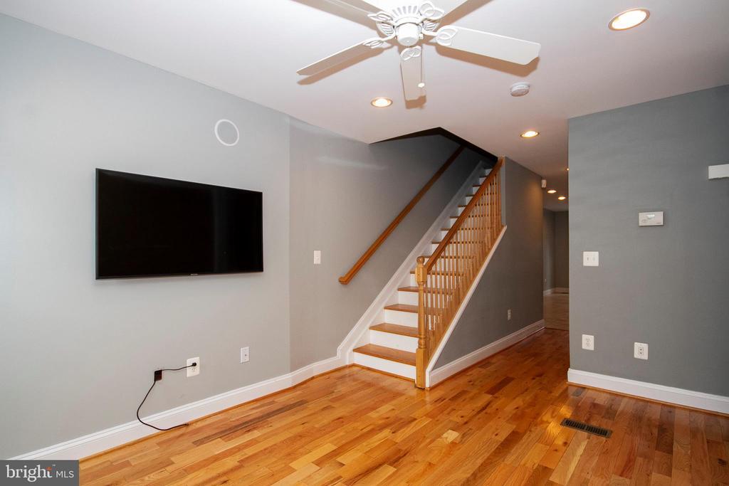 6 E Barney St in Baltimore, MD - Building Photo
