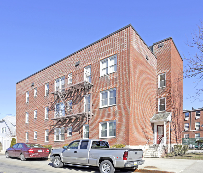 2560 College Point Blvd in Flushing, NY - Building Photo