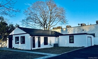 2 Park Ave in Greenvale, NY - Building Photo