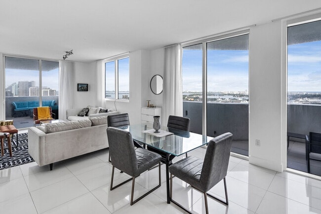 141 NE 3rd Ave in Miami, FL - Building Photo - Building Photo