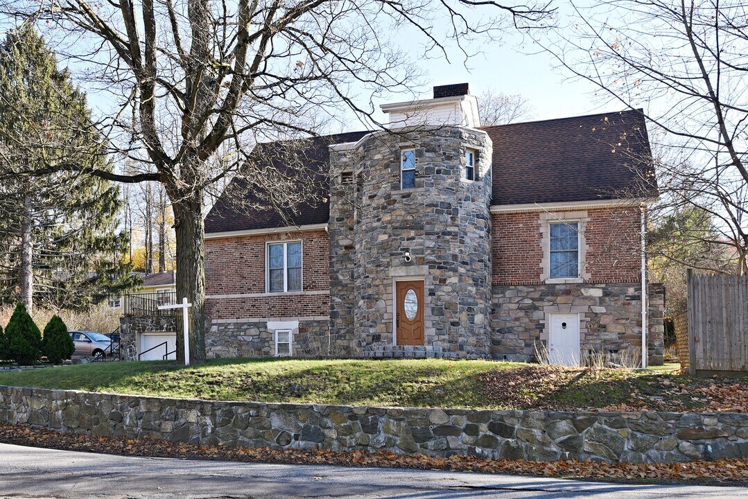 2 Hollowbrook Pl, Unit 1 in Cortlandt Manor, NY - Building Photo