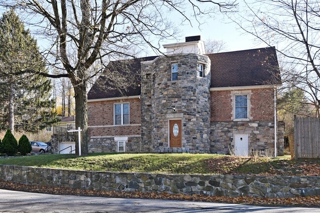 property at 2 Hollowbrook Pl