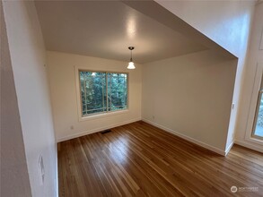 5252 Forest Ave SE, Unit 402 in Mercer Island, WA - Building Photo - Building Photo