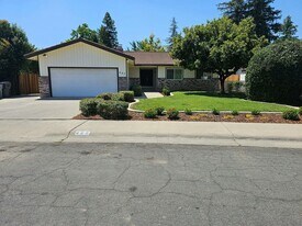 405 W Southwood Dr in Woodland, CA - Building Photo