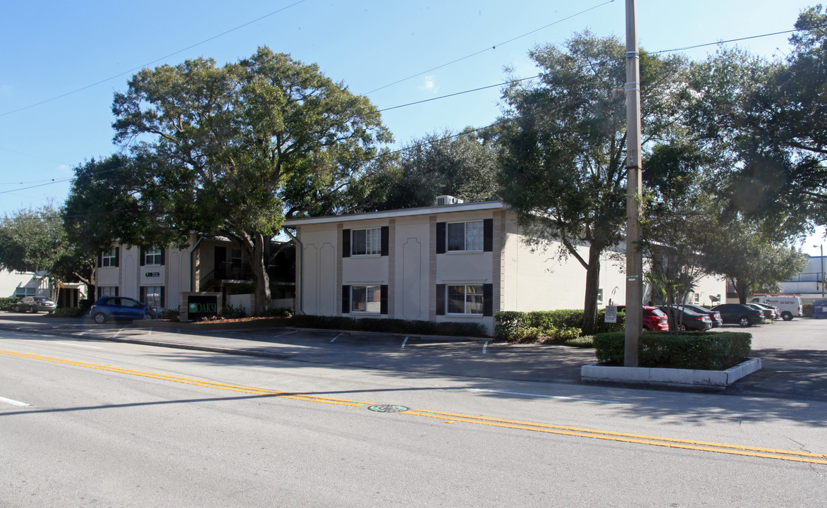 The Oaks on Azeele in Tampa, FL - Building Photo