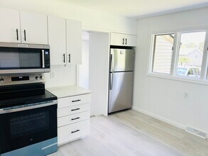 504 Mary Elaine Dr in Utica, NY - Building Photo - Building Photo