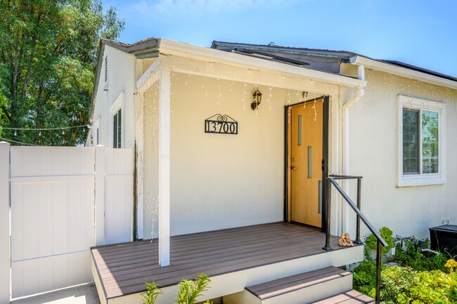 13700 Branford St in Arleta, CA - Building Photo - Building Photo