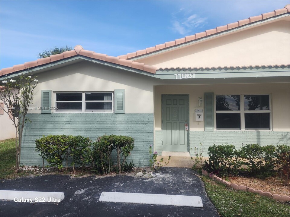 11081 NW 39th St in Coral Springs, FL - Building Photo