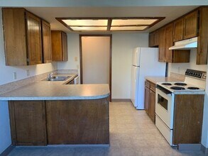 2142 Maplewood Dr S in Salem, OR - Building Photo - Building Photo