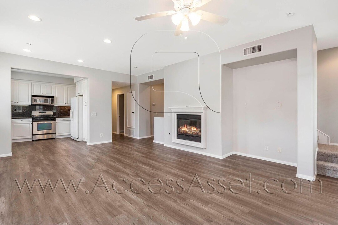 361 Flyers Ln in Tustin, CA - Building Photo