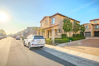 221 W Pebble Creek Ln in Orange, CA - Foto de edificio - Building Photo