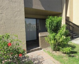 5273 Vineland Rd in Orlando, FL - Building Photo