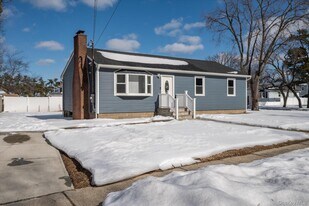 93 Garfield Ave in Farmingdale, NY - Building Photo