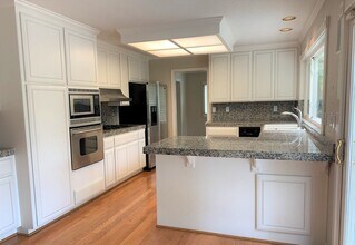 122 Los Patios in Los Gatos, CA - Building Photo - Building Photo