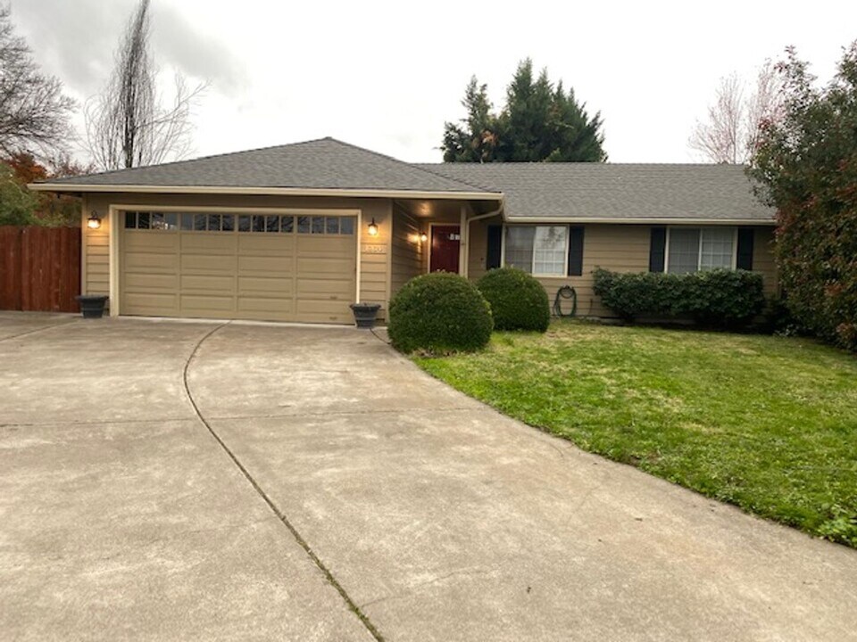 1364 Brook Ct in Medford, OR - Building Photo