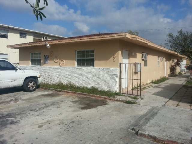 59 W 8th St in Hialeah, FL - Foto de edificio