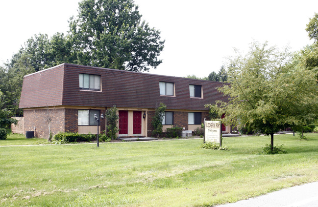 Meadowbrook Townhomes in North Canton, OH - Building Photo - Building Photo