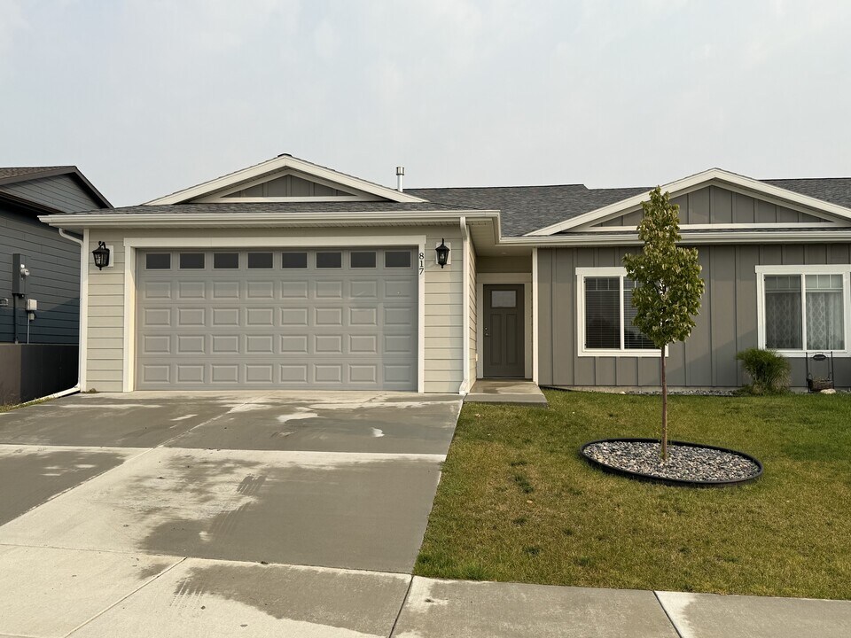 817 Mission Oaks Dr in Billings, MT - Building Photo
