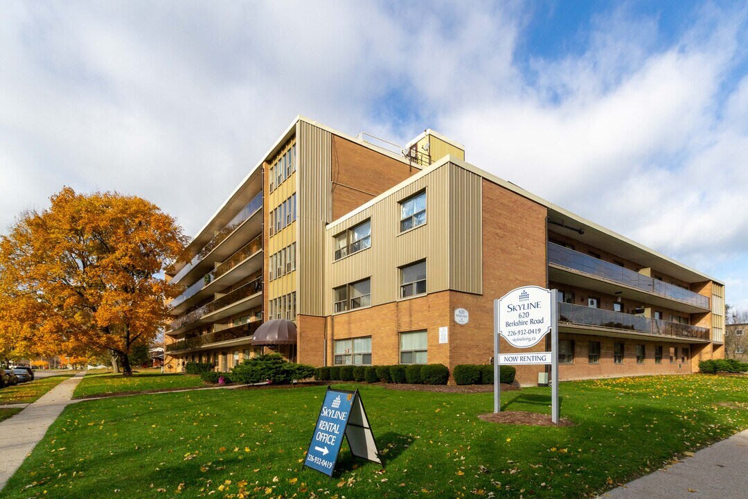 Bryn Mawr Apartments in Sarnia, ON - Building Photo