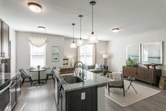 Village at Westland Cove Apartments in Knoxville, TN - Foto de edificio - Building Photo