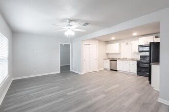 1445 Hillview Ave in New Braunfels, TX - Building Photo - Building Photo