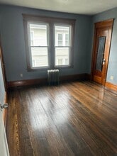 64 Kendall St, Unit Apt 2 in Chicopee, MA - Foto de edificio - Building Photo