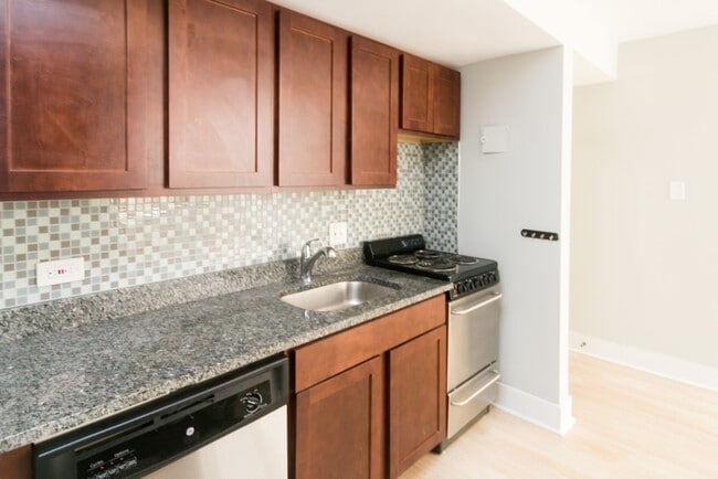 429 W Wellington Ave, Unit 45-13A in Chicago, IL - Building Photo - Building Photo